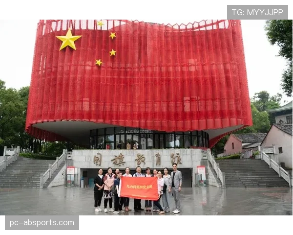 凯尔凯兹探访特殊教育学校与球迷交流