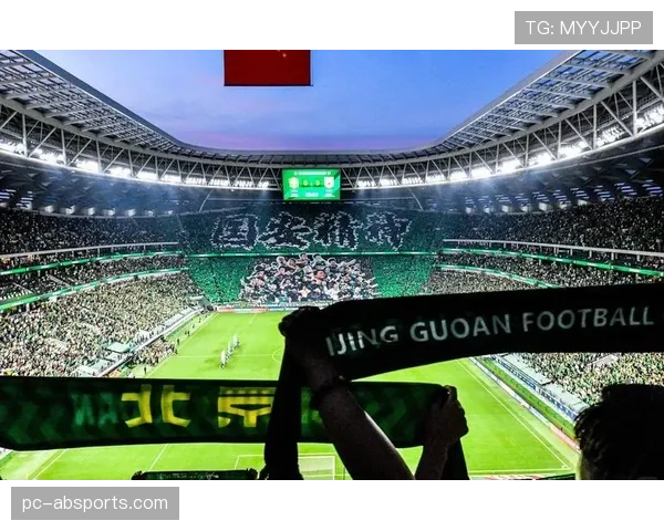 浙江队主场TIFO致敬从业20年老队医,现场气氛感人 浙江队主场TIFO致敬从业20年老队医,现场气氛感人